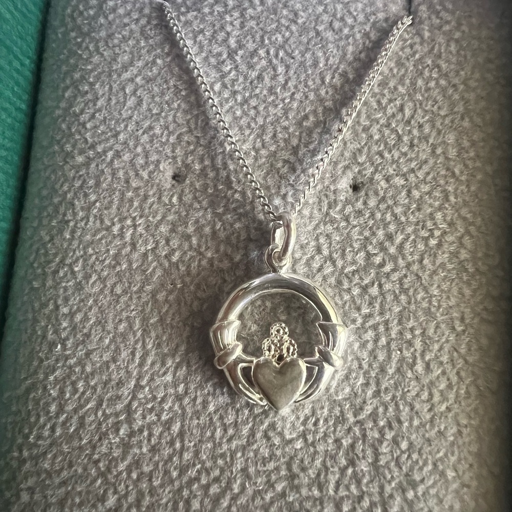 Amethyst Designs of Ireland Sterling Silver Claddagh Necklace, new in box - Picture 2 of 8